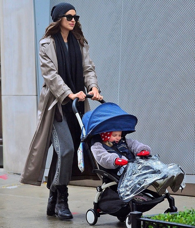 Ирина Шейк прогулялась с дочерью по улицам Нью-Йорка фото № 2