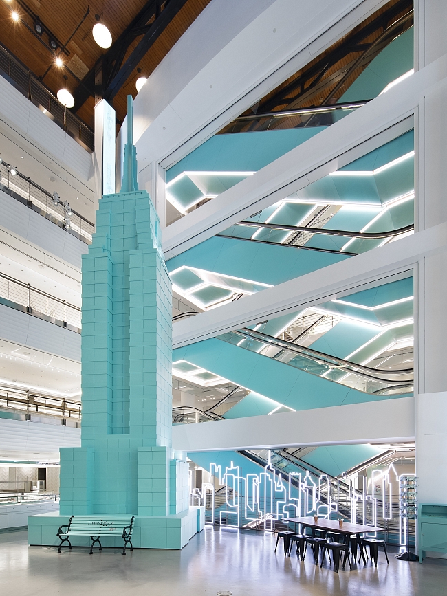 Новое место для завтрака: Tiffany & Co. открыли временный флагманский магазин в Нью-Йорке фото № 2