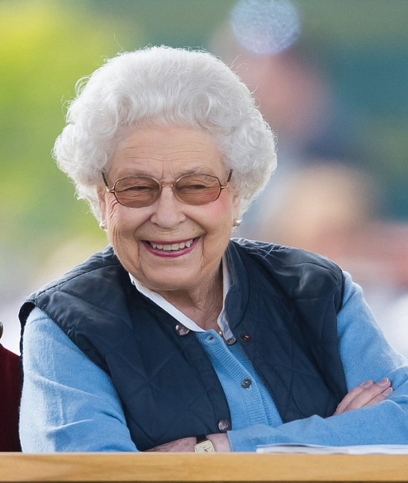 Королевский тренд: Елизавета II в самых модных очках этого сезона фото № 7