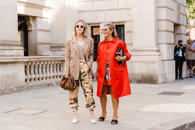 Клетка, асимметрия, объемные сумки и другие тренды стритстайла на Неделе моды в Лондоне фото № 19