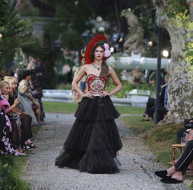 Показ Dolce&Gabbana Alta Moda на озере Комо фото фото № 10