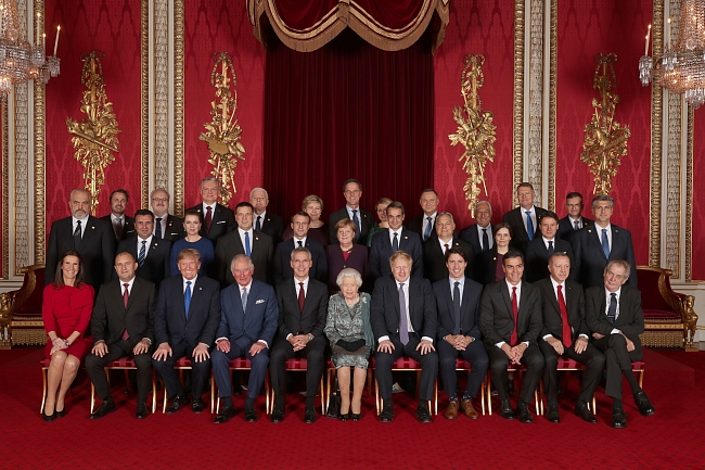 Королева Елизавета и Кейт Миддлтон приняли в Букингемском дворце лидеров НАТО фото № 7