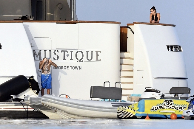 Джастин и Хейли Бибер на яхте Mustique, 2021 фото № 6