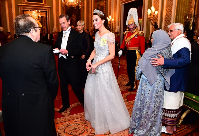 Просто принцесса: роскошная Кейт Миддлтон на приеме в Букингемском дворце фото № 1