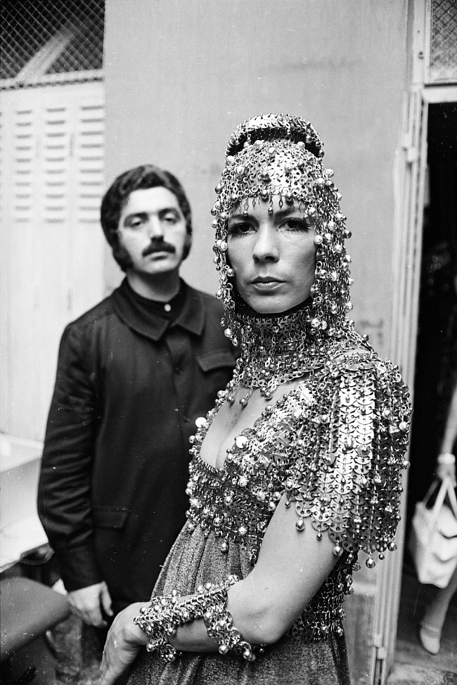 Пако Рабан с моделью в металлическом платье и головном уборе, 1967 год фото № 2