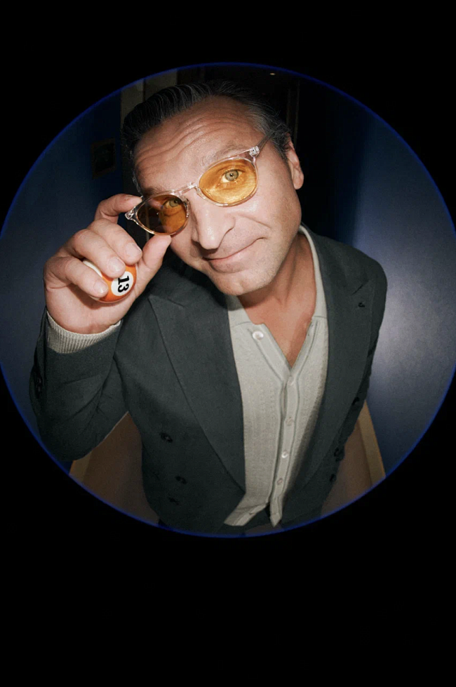 На Викторе Добронравове: кардиган, Piacenza (Bosco Family ГУМ); костюм, Peserico («Кашемир и Шелк»); кеды, Officine Creative (Rendez‑Vous) фото № 10