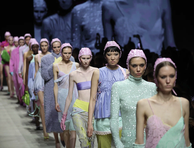 Контраст фактур, элементы викторианской эпохи и эстетика 80-х: чем еще поразили дизайнеры на Московской неделе моды фото № 7