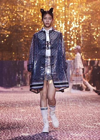 Будущей осенью мы будем носить леопардовый принт и пайетки, как на сегодняшнем показе Dior Pre-Fall 2021 в Шанхае фото № 5