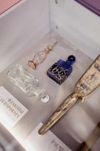 Бьюти-дайджест: десятилетие красной помады Romanovamakeup, коллаборация Эрмитаж и «М.Косметик», новогодняя благотворительная акция в MA AND MI и TEKSTURA фото № 3