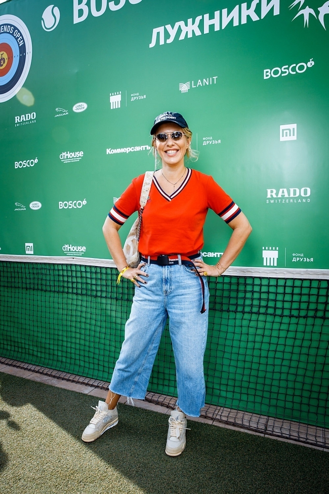 Ксения Собчак в идеальных джинсах на благотворительном турнире BOSCO FRIENDS OPEN фото № 1
