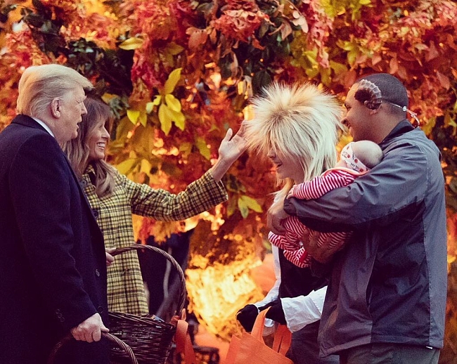 Дональд и Мелания Трамп отметили Хэллоуин в Белом доме фото фото № 2