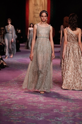 «Что если бы женщины правили миром»: коллекция Christian Dior Haute Couture весна-лето 2020 фото № 25