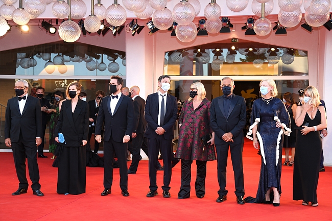 Главным бьюти-аксессуаром на открытии Венецианского кинофестиваля — 2020 стала защитная маска фото № 1