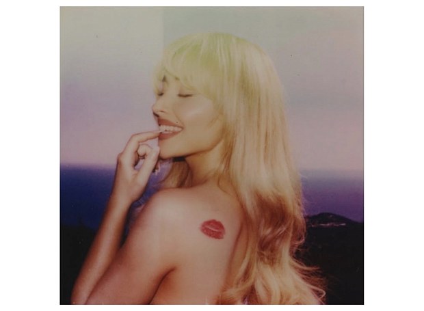 Strawberry jelly lips — летний мейкап-тренд Сабрины Карпентер  
