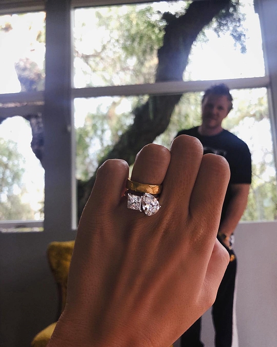 Эмили Ратаковски показала помолвочное кольцо спустя 4 месяца после свадьбы фото № 2