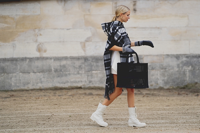 Модный инфлюенсер Леони Ханне во время Недели моды в Париже сезона весна-лето 2021 фото № 1