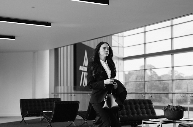 Эмма Стоун — о фильме «Бугония», конспирологических теориях и работе с Йоргосом Лантимосом фото № 2