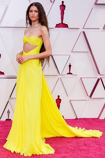 Зендая в платье Valentino на красной дорожке церемонии «Оскар», 2021 год фото № 4