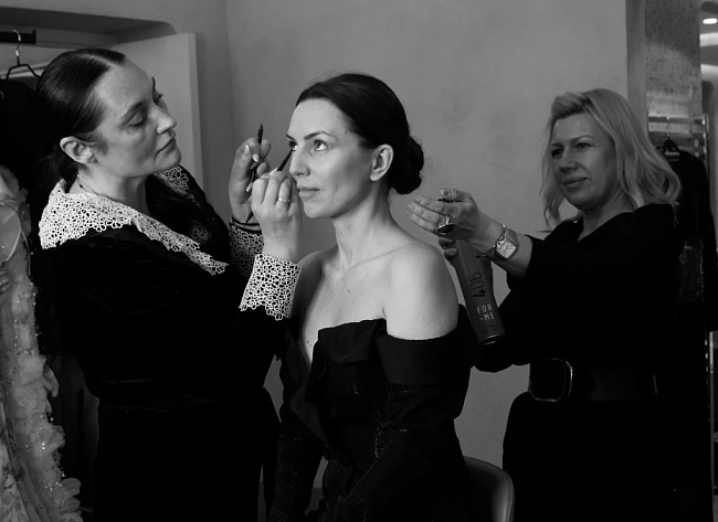 Мастера Romanovamakeup и Timur Begichev Studio готовят Екатерину Молоховскую к съемке фото № 16