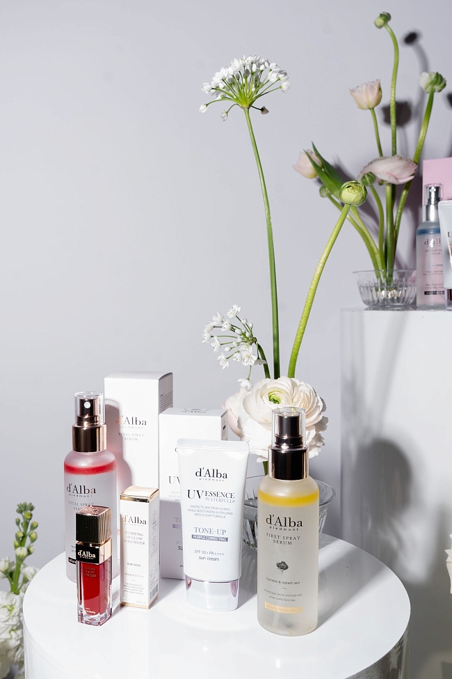 Дайджест красоты: коллаборация d'Alba x Lotte Hotel Moscow, новый оттенок консилера Romanovamakeup и средства для макияжа глаз Clarins фото № 2