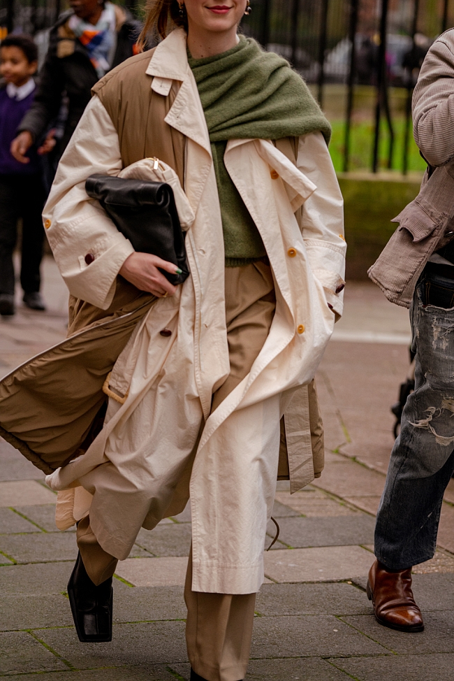 Стритстайл на Неделе моды в Лондоне сезона осень-зима 2022/23 фото № 5