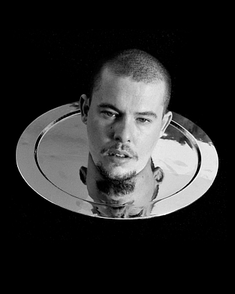 Все звали его Ли. Александр Маккуин в воспоминаниях Леди Гаги, Анн Рей и Шона Лина фото № 1