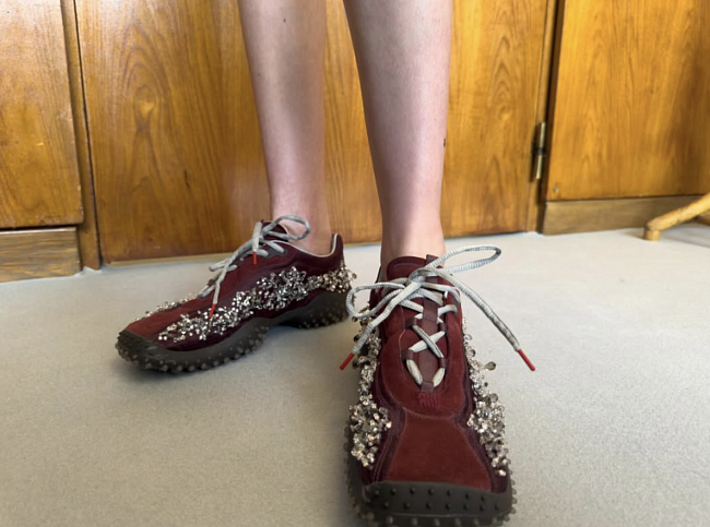 Прямоугольный мыс, яркие кеды, мюли на танкетке и другие тренды обуви этой весны фото № 1