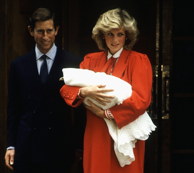 Принц Чарльз и принцесса Диана с новорожденным Гарри фото № 4