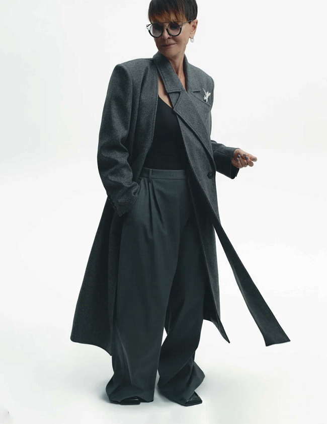 Пальто, The Attico (ЦУМ); брюки, Giuseppe di Morabito (ЦУМ); сандалии, Alaïa (ЦУМ); боди, очки, все — собственность героини; брошь Fairy Tales, золото, бриллианты, Mercury; серьги Move Romane, золото, бриллианты, Messika фото № 4