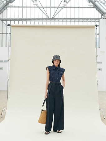 Блуза Dolce & Gabbana, брюки Ami, шляпа Loewe, сумка Saint Laurent, сандалии Tod's фото № 10