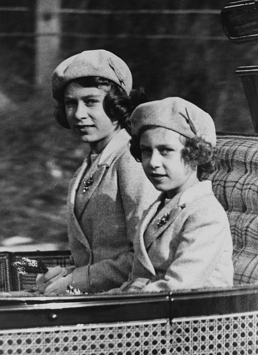 Принцесса Елизавета (будущая королева Елизавета II) и принцесса Маргарет (1930-2002) едут в карете с королем и королевой в Крати Кирк из замка Балморал на утреннюю службу, 9 октября 1938 года фото № 4