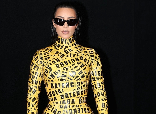Ким Кардашьян примерила самый необычный комбинезон из новой коллекции Balenciaga