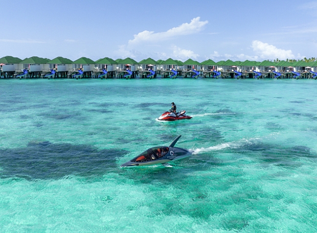 Курорт Siyam World Maldives предалагает сделать отпуск еще ярче, освоив водные электровелосипеды, скутеры и мини-моки 
