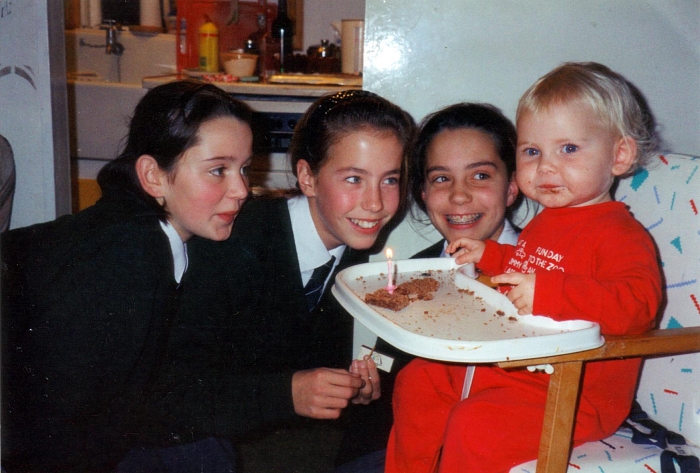 Кейт Миддлтон в 1994 году (вторая справа) с подругами. фото № 14