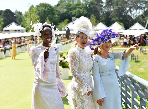 Как проходит Royal Ascot 2021: причудливые шляпы, саботаж королевы и волнительное соревнование