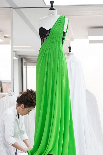 Мы узнали секрет создания шикарного платья Шарлиз Терон на «Золотом глобусе 2020» фото № 3