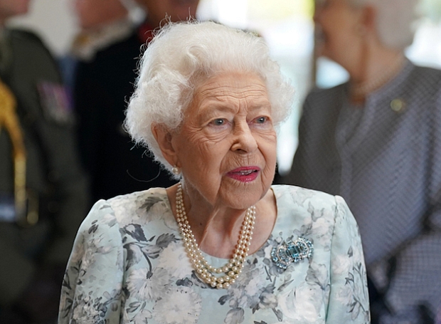 Снова за работу: 96-летняя Елизавета II в платье с цветочным принтом вернулась к официальным обязанностям