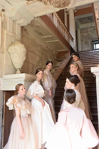 Балерины в платьях, специально созданных ателье Momo фото № 6