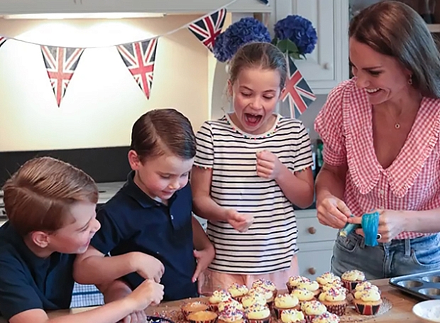 Кейт Миддлтон вместе со своими тремя детьми готовит капкейки на юбилей Елизаветы II