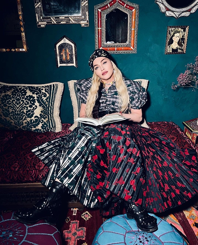 Мадонна в интерьерах своего особняка Hidden Hills стоимостью 19,3 миллиона долларов. Фото: @madonna фото № 1