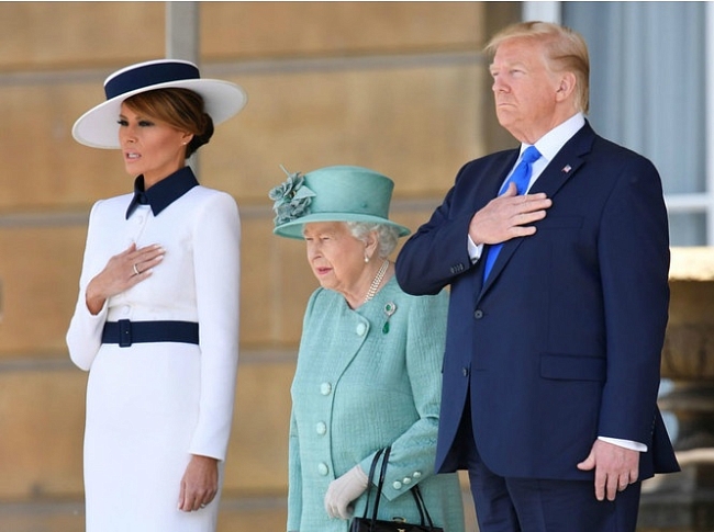 Королева Елизавета II встретила Дональда и Меланию Трамп в Букингемском дворце фото № 1