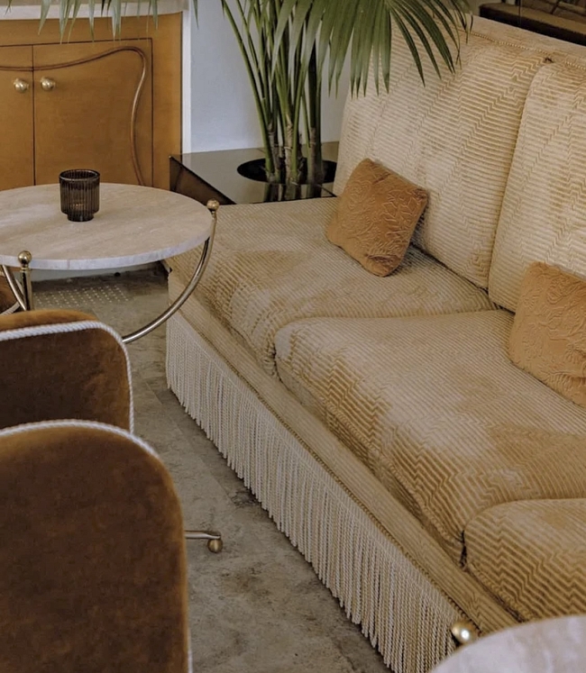 Настенные ковры, бахрома и винтажная мебель: тренды дизайна интерьера фото № 2