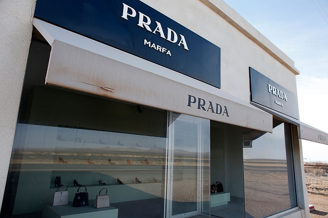 Магазин Prada в пустыне Техаса в исполнении скандинавского дуэта Элмгрин и Драгсет фото № 11