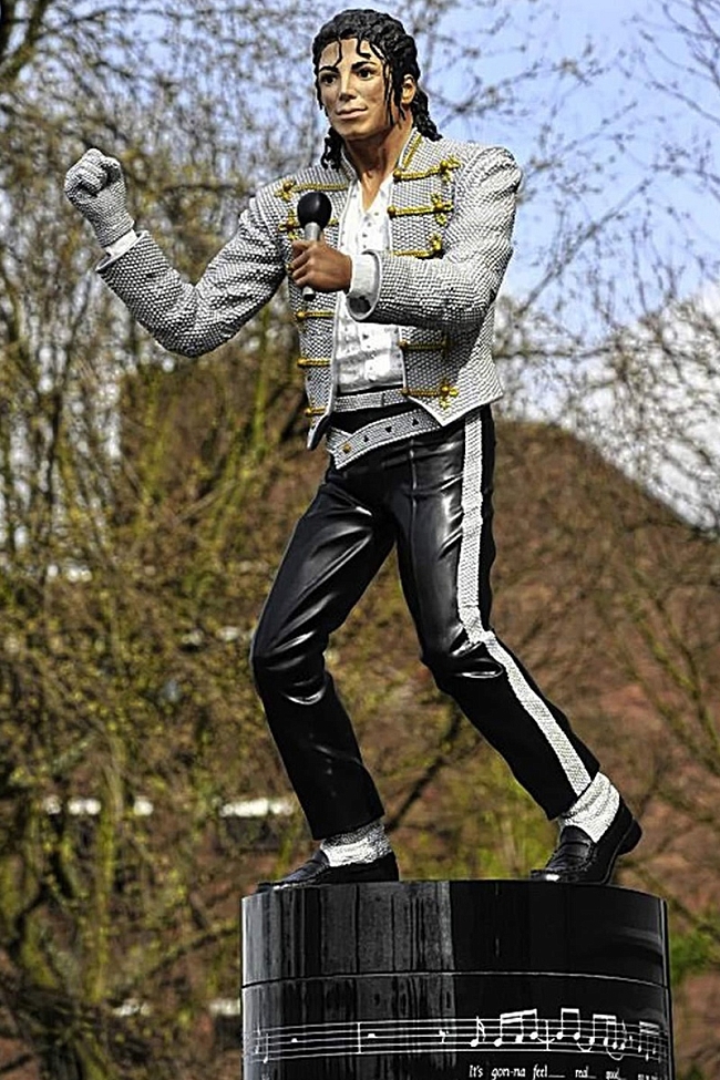 В Лондоне снесли статую Майкла Джексона фото № 1
