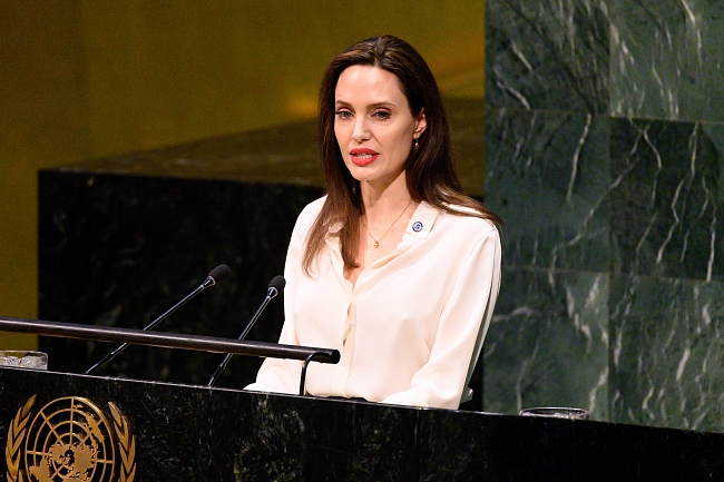 Сама элегантность: Анджелина Джоли выступила на заседании Генассамблеи ООН фото № 1
