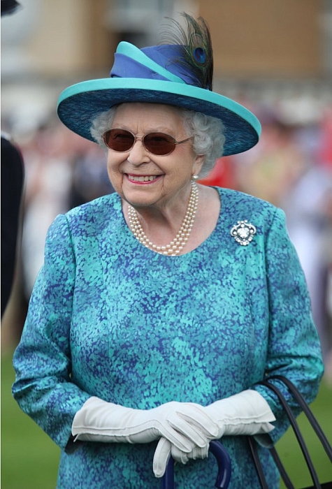 Королевский тренд: Елизавета II в самых модных очках этого сезона фото № 2