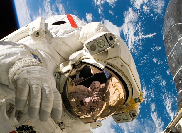 День космонавтики: как спят космонавты и что видно из иллюминатора (видео)