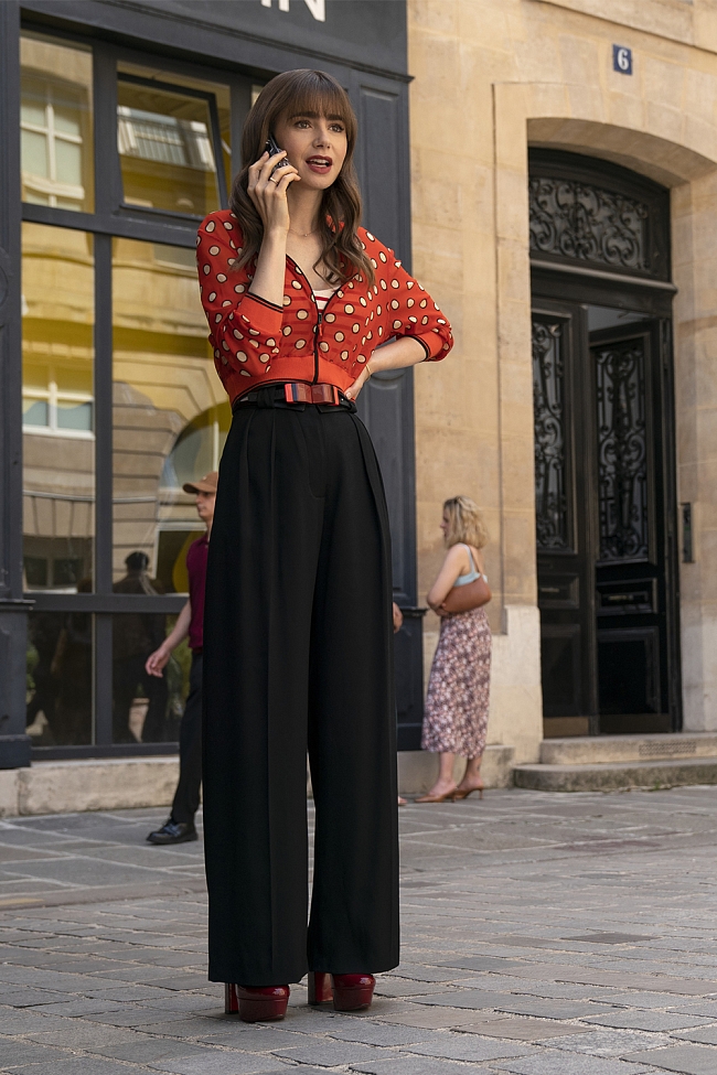 В третьем сезоне «Эмили в Париже» Лили Коллинз изменила прическу. Кадр из сериала «Эмили в Париже» фото № 4