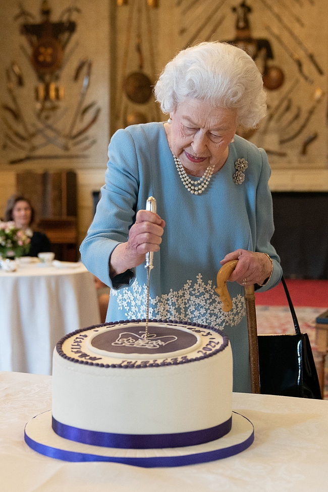 Елизавета II разрезает торт в честь 70-летия своего правления фото № 2