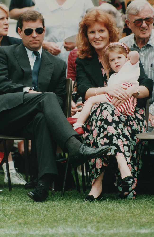 Принц Эндрю и Сара Фергюсон с принцессой Евгенией, 1993 год фото № 2